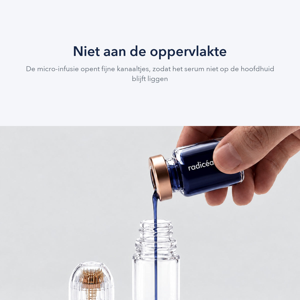 Serum wordt uit de ampul in de applicator geschonken