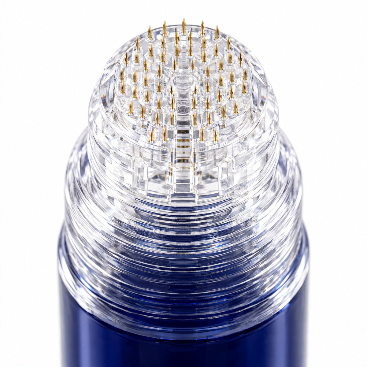 Close-up van de naaldkop met fijne gouden micro-naaldjes