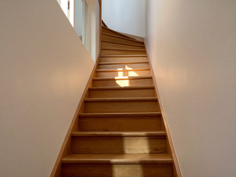 Een houten trap in een lichte woning