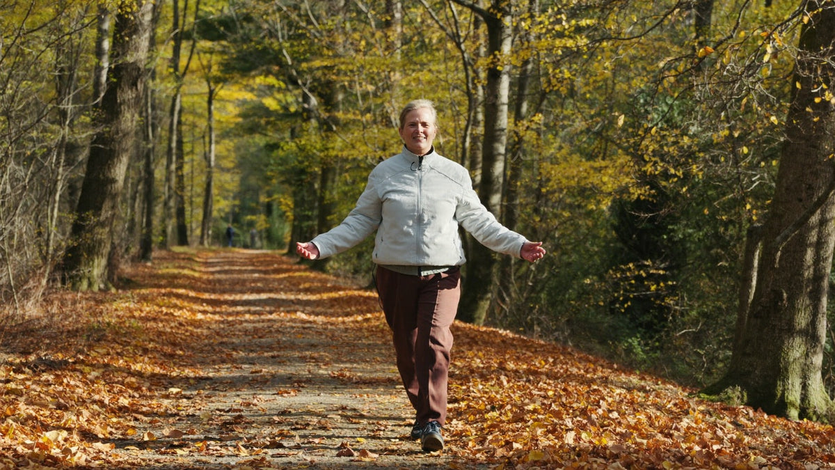 Wandelen over een bospad met de Kneva om de knie